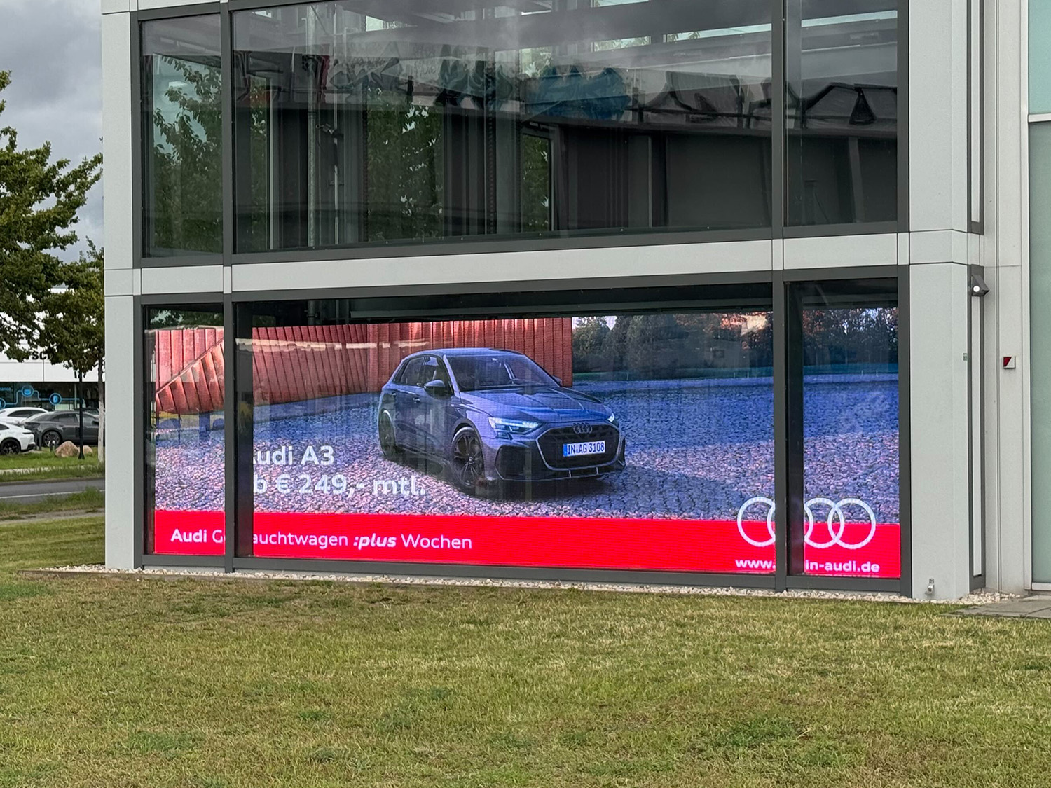 Semi-transparente LED-Wall im Einsatz in einem Audi Zentrum.
