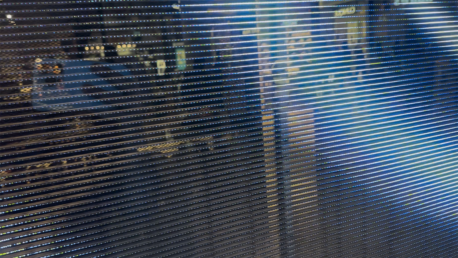 Nahaufnahme einer semi transparenten LED-Wall in der Mall of Dubai