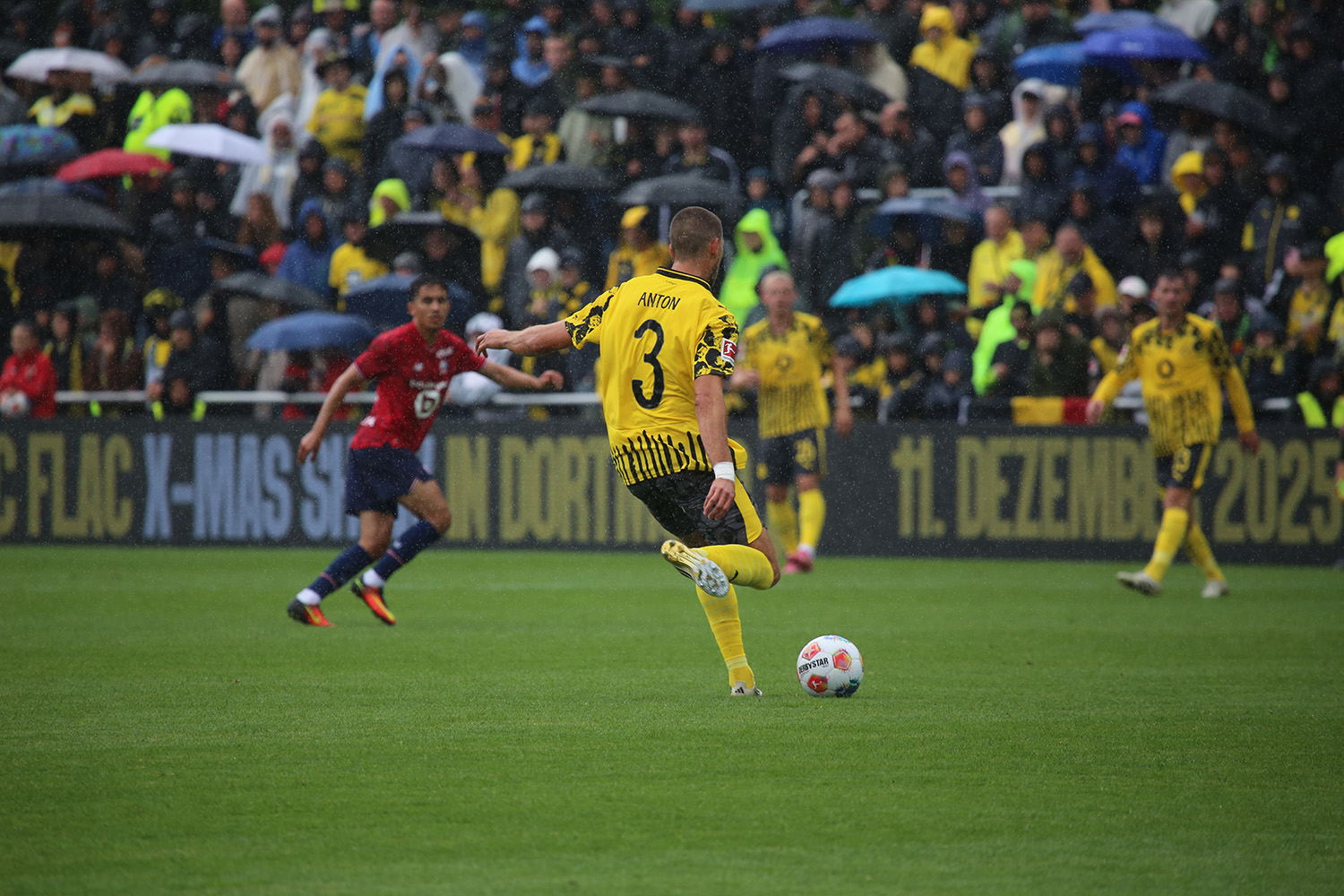Waldemar Anton beim Spiel Borussia Dortmund gegen OSC Lille