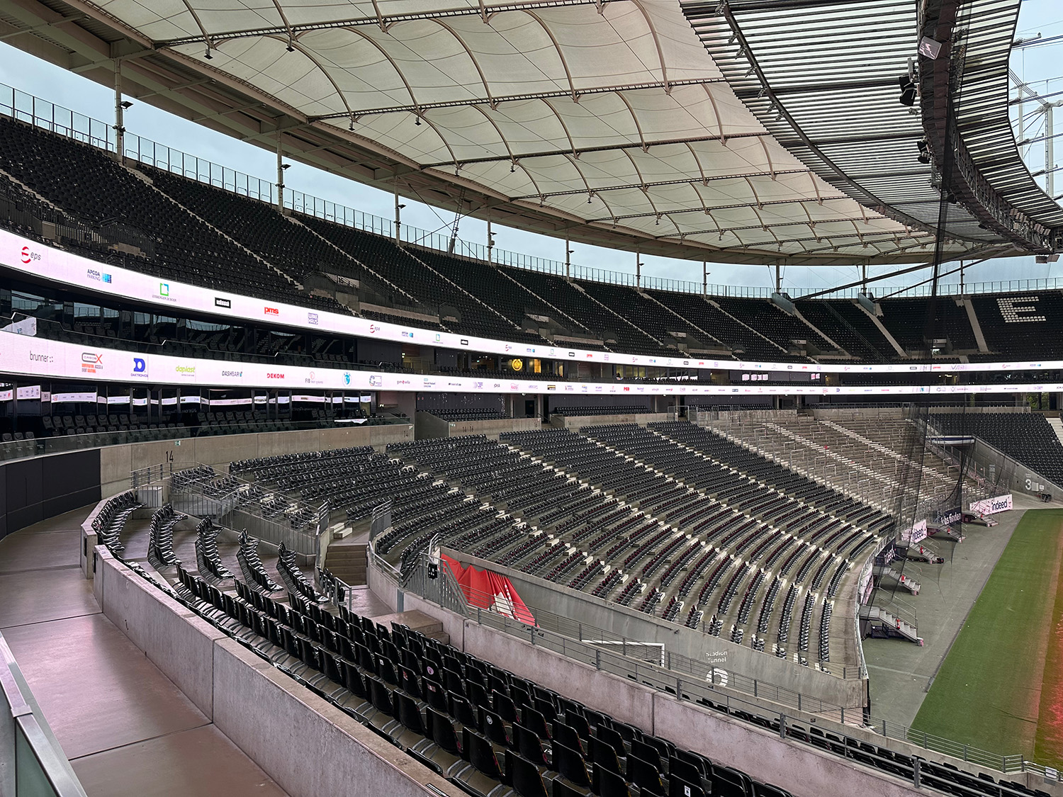 Oberrangbande im Deutsche Bank Park in Frankfurt