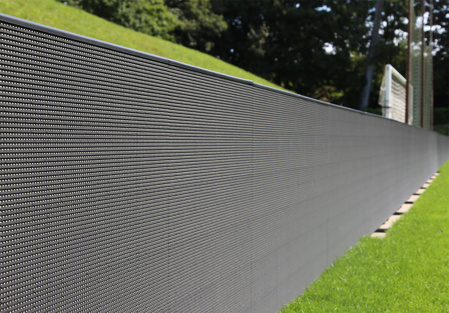 Shader an einer LED-Bande.