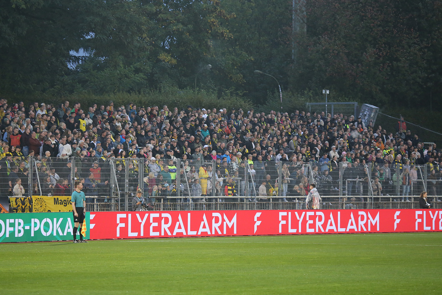 Abschrankung des Spielfelds mit Rettungstoren