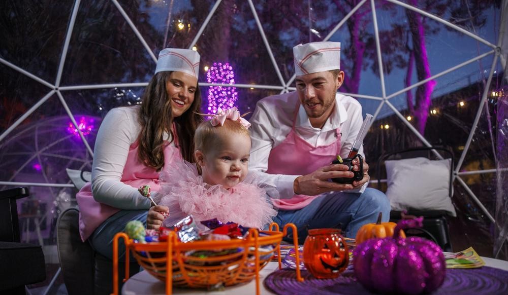 Family in Ghouly Iglooze at Zootacular