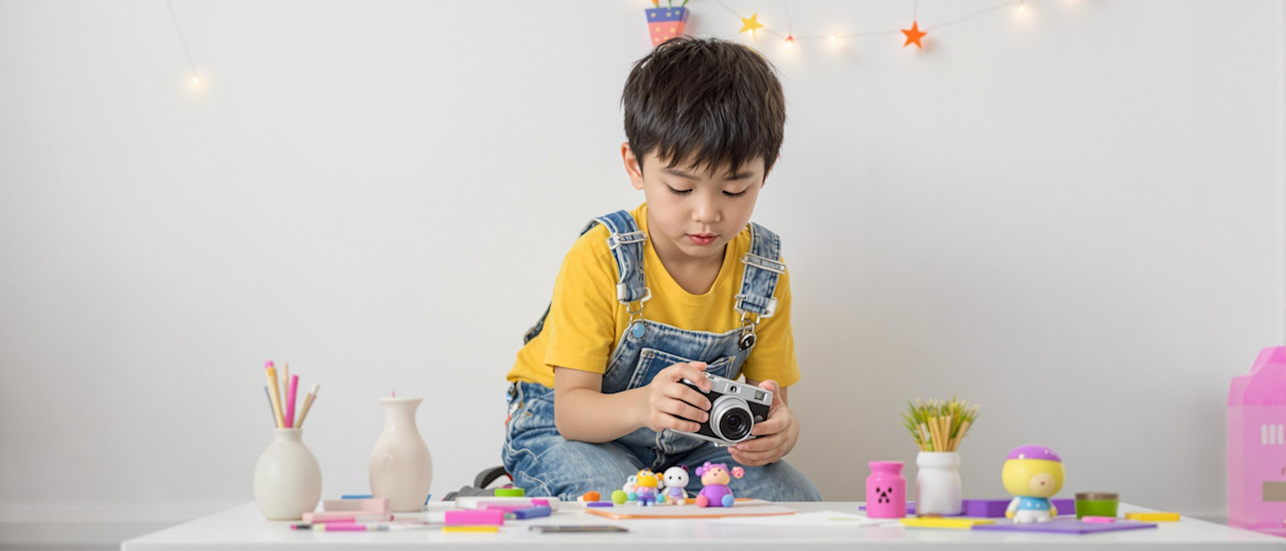 child_setting_up_photography_studio_21_9.jpg