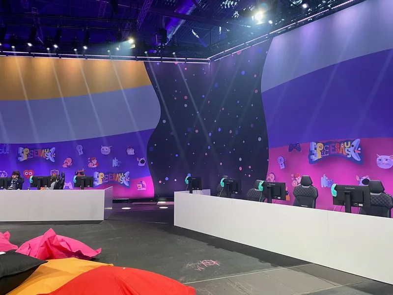 Spielesause 2020 in Köln sitzsäcke liegen auf dem boden der hintergrund ist blau eingefärbt und in der decke hängen lampen. im hintergrund steen gameingplätze