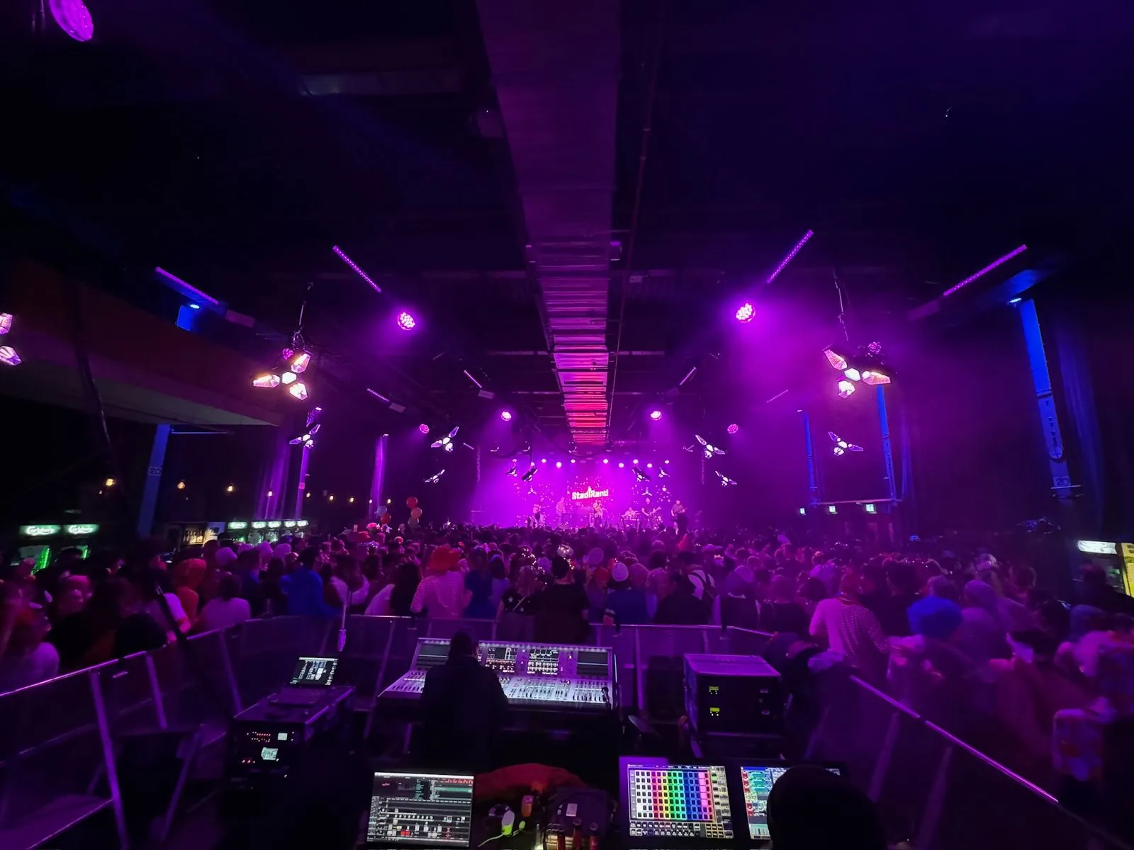 Das yuca in Köln Ehrenfeld. Bei einer Clubnacht mit magenta farbenem Licht eingefärbt.