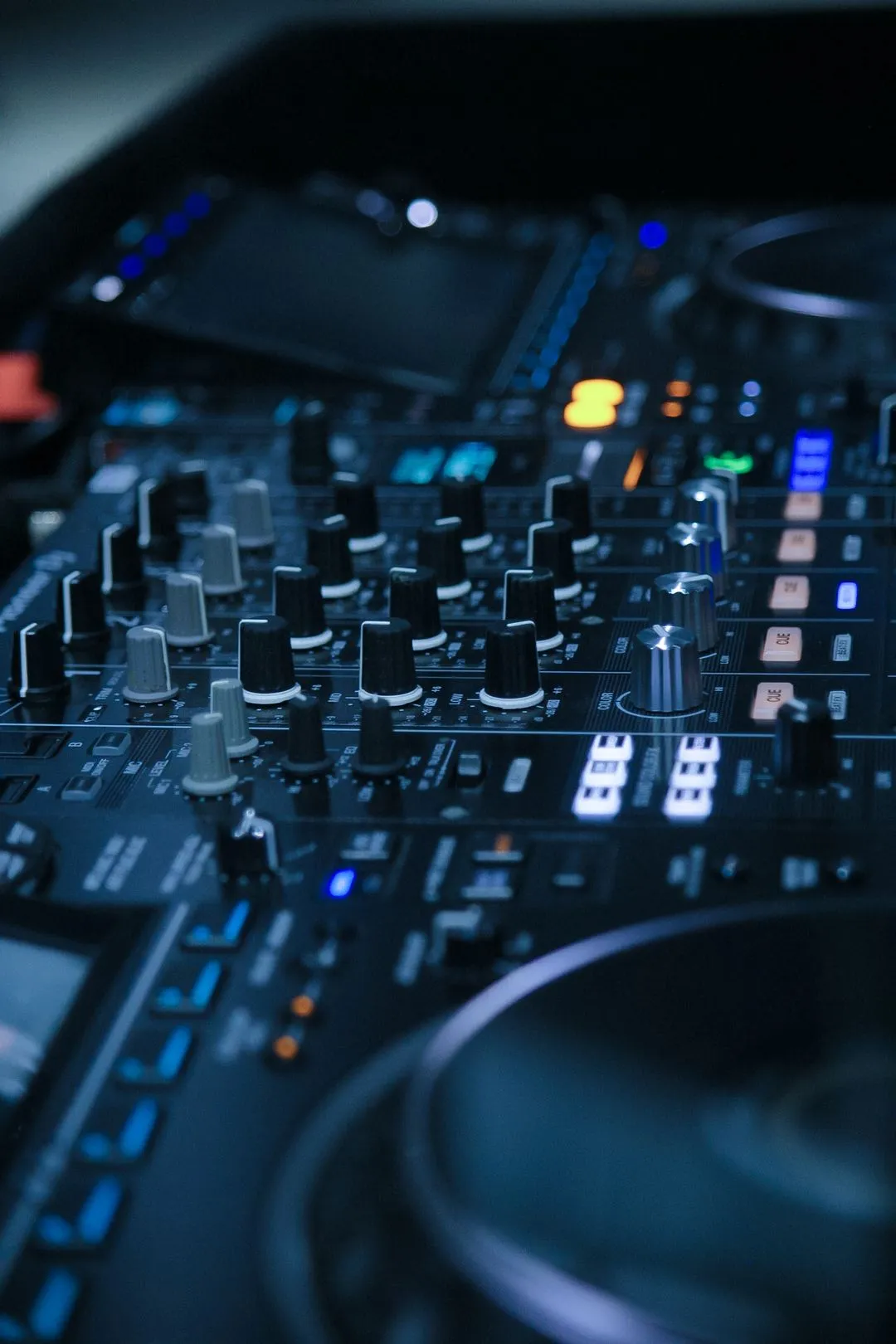 Ein close up Foto von einem DJ Mixer und zwei CD Spielern mit vielen Knöpfen und Reglern