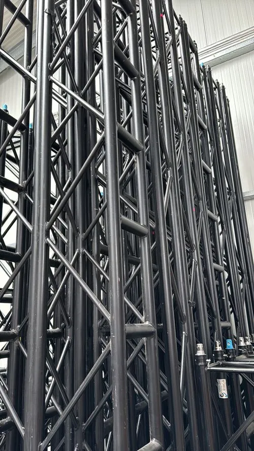 Aluminium Traverse stehen aufrecht in einem Lager und sind fertig, um ein Event aufzubauen