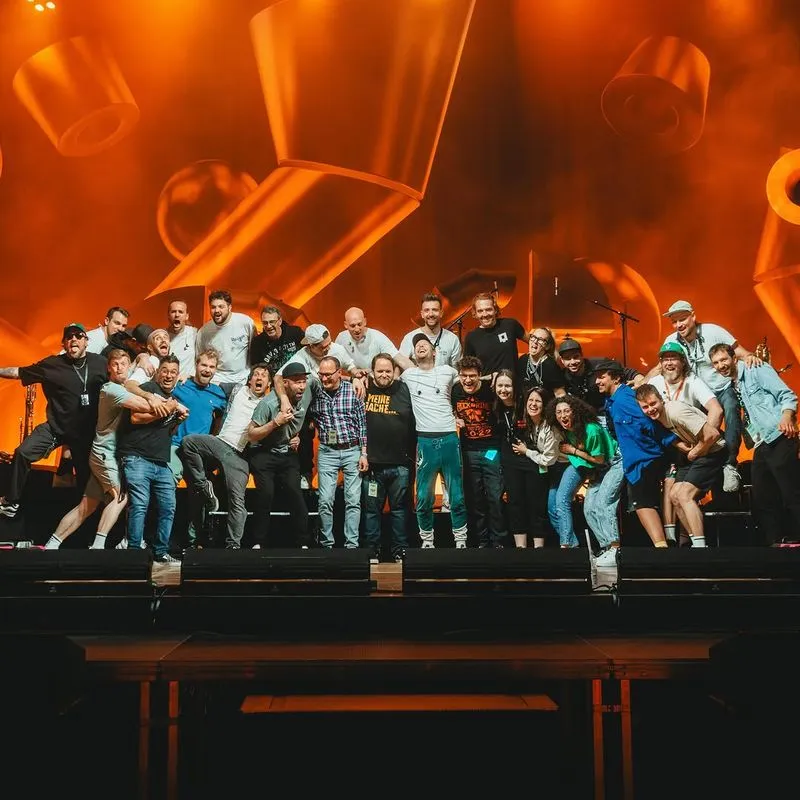 Ein Crew Foto vor der Dekoration. Vor dem Konzert in der Köln Arena. Alle beteiligten Personen und Mitglieder machen ein Foto zusammen.