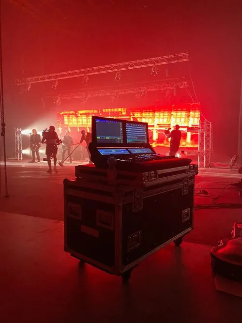 a stage with a large equipment and people in the background. Band Videoshooting mit Veranstaltungstechnik und Lights von photon