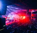 Ein foto aus der Perspektive des Publikums auf die show von einer Brass Band. Das foto wurde von einer Galerie aufgenommen