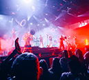 Ein foto aus der Perspektive des Publikums auf die show von einer Brass Band