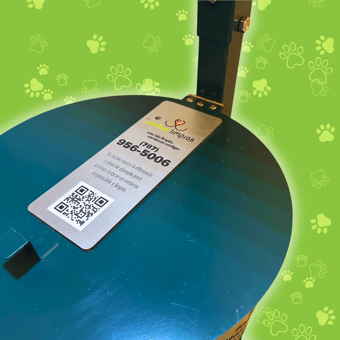 Estación de desechos para perros en Puerto Rico con zafacón metálico, placa de Patitas Limpias Puerto Rico, código QR y número de contacto para servicio de manejo de desechos de mascotas.
