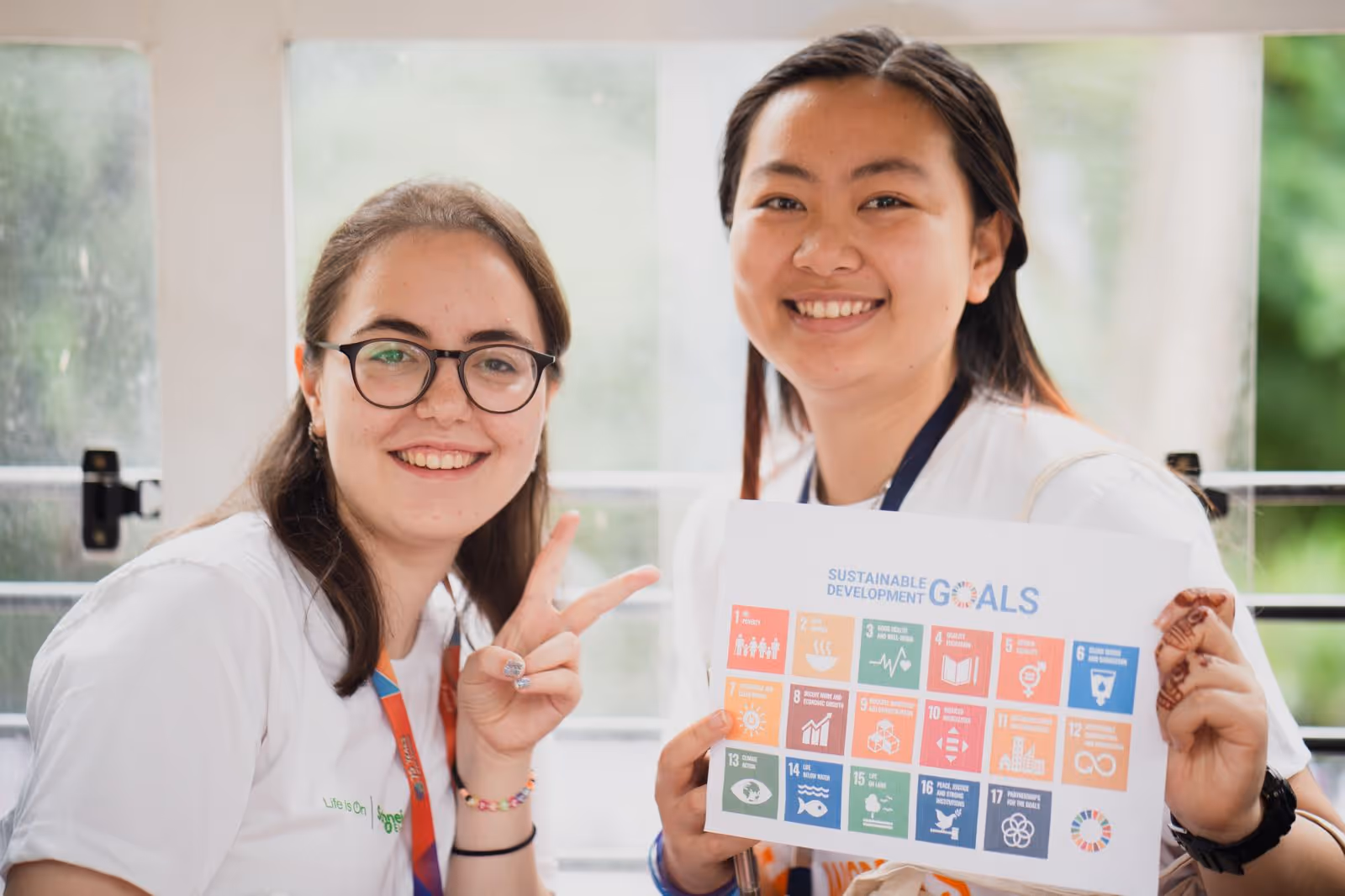 Dos chicas con los ODS.