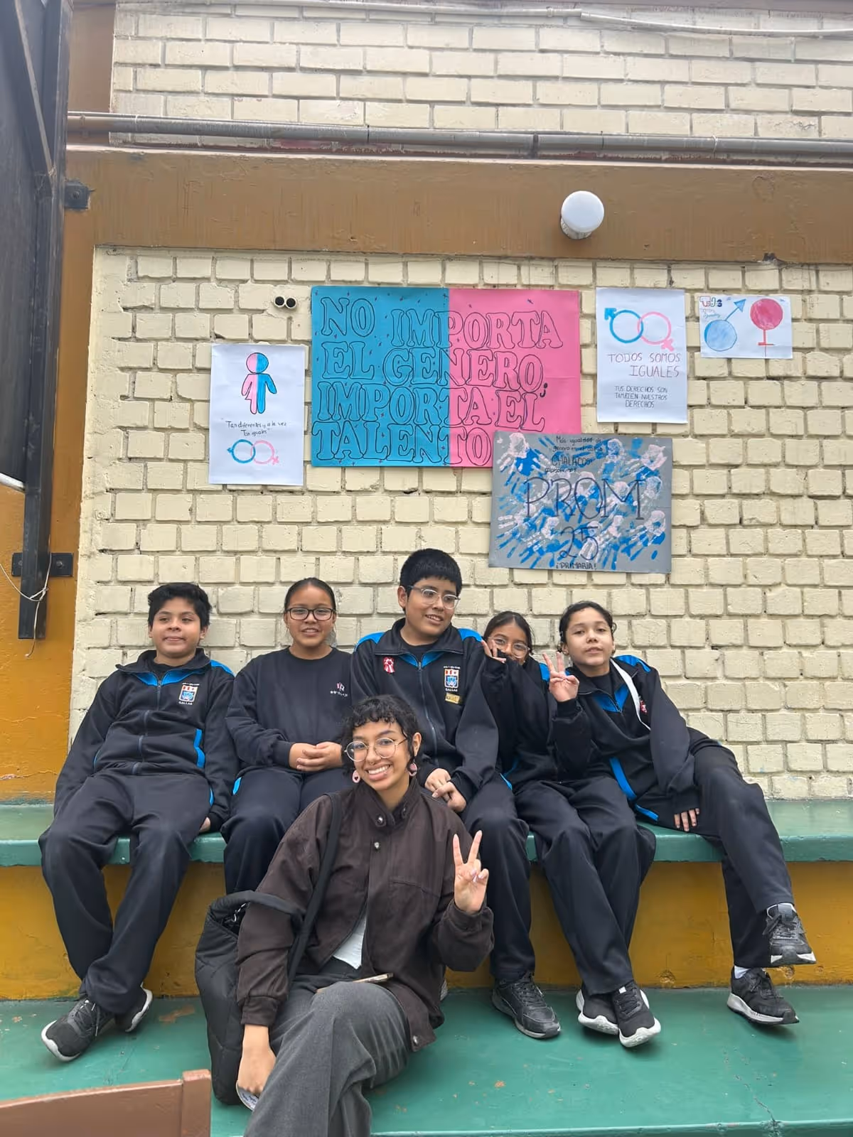 Nikole con los niños de su proyecto