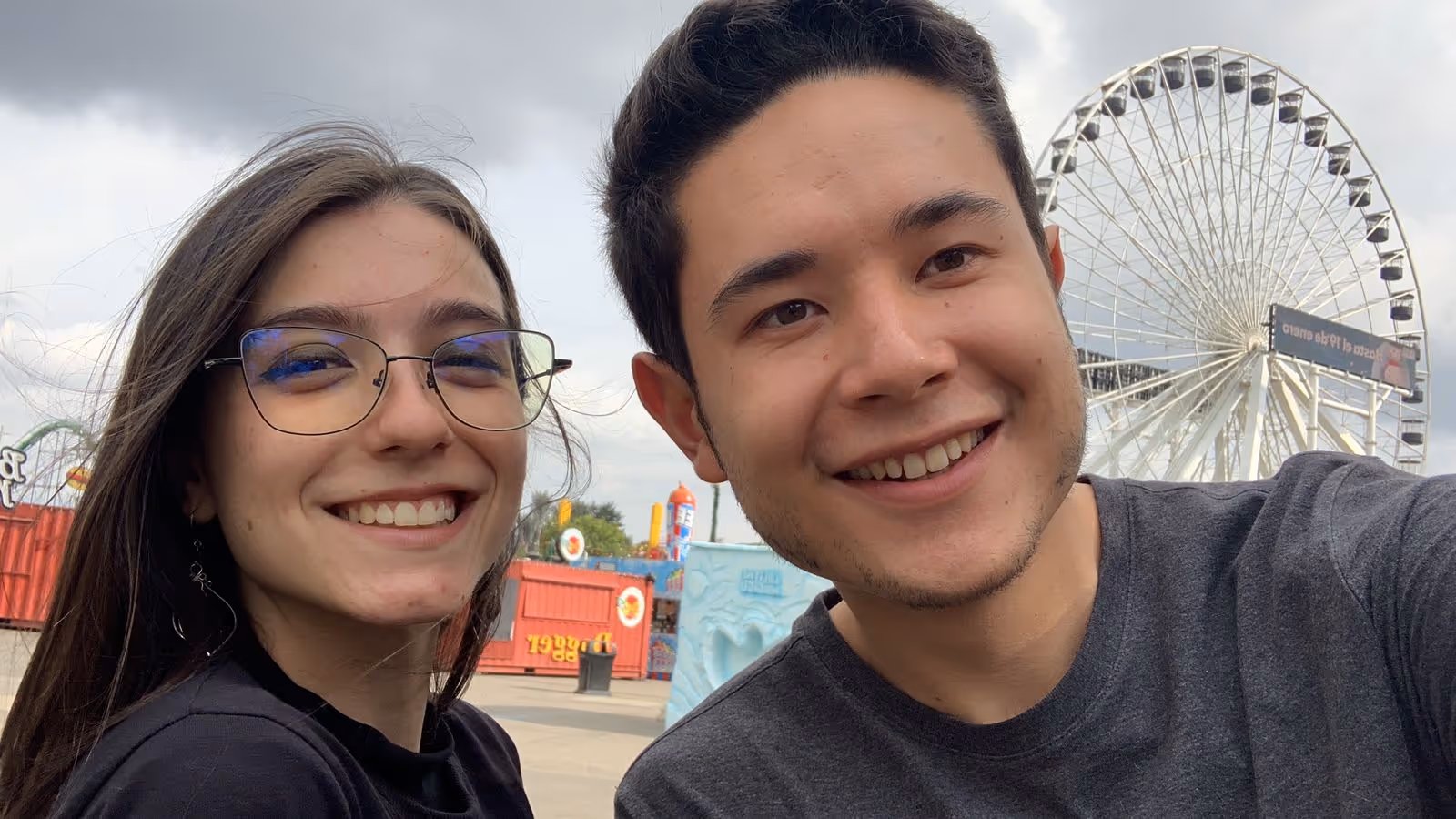 Santiago con la persona que hospedó