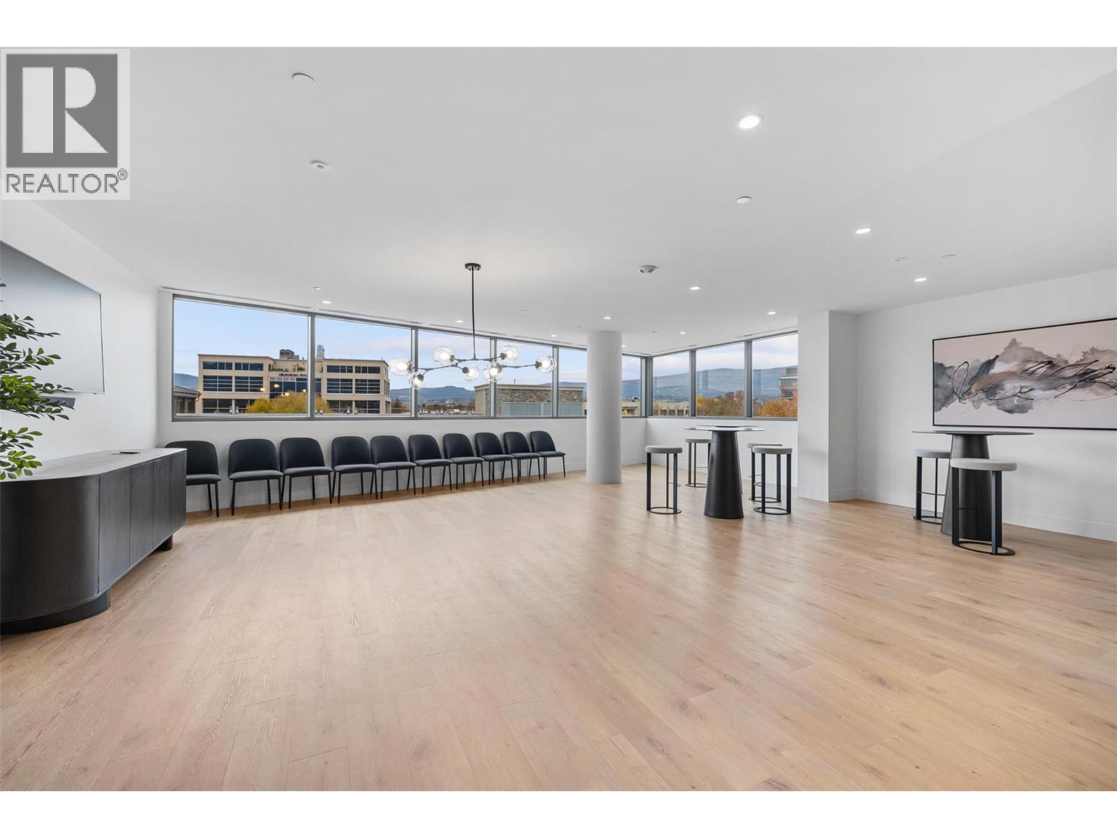 3340 Lakeshore Road Unit# 802