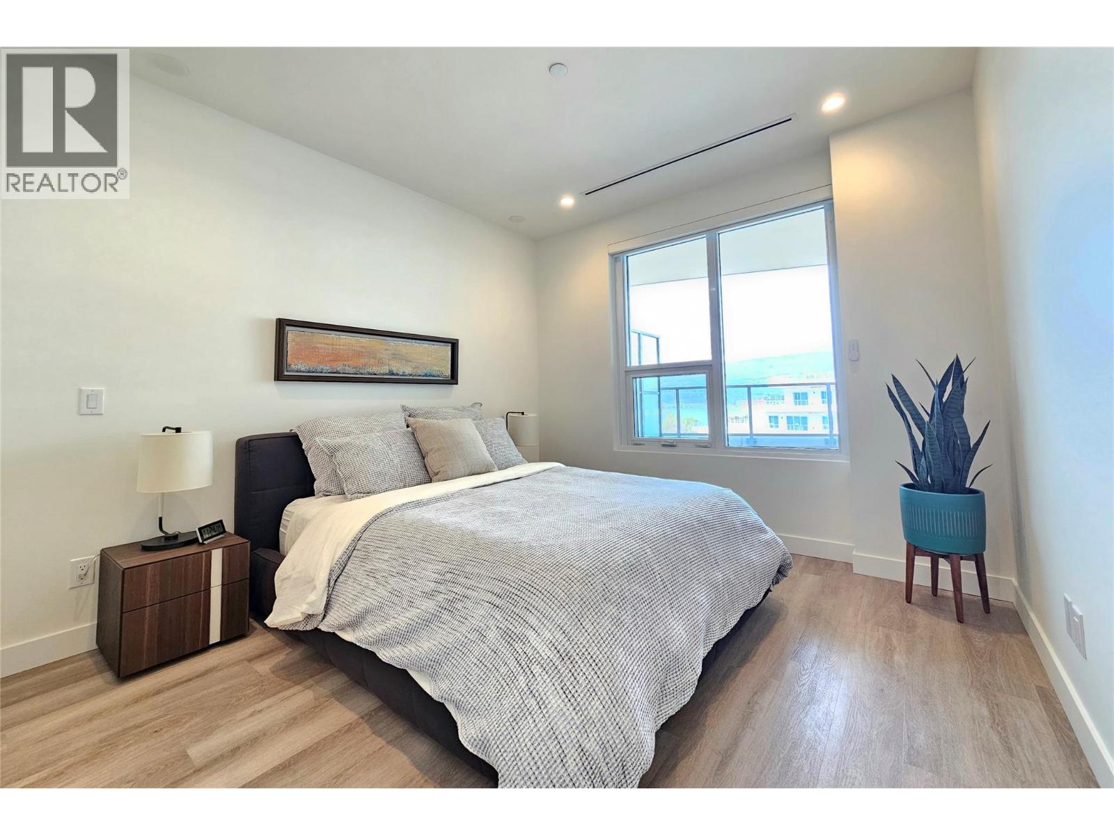 3340 Lakeshore Road Unit# 802