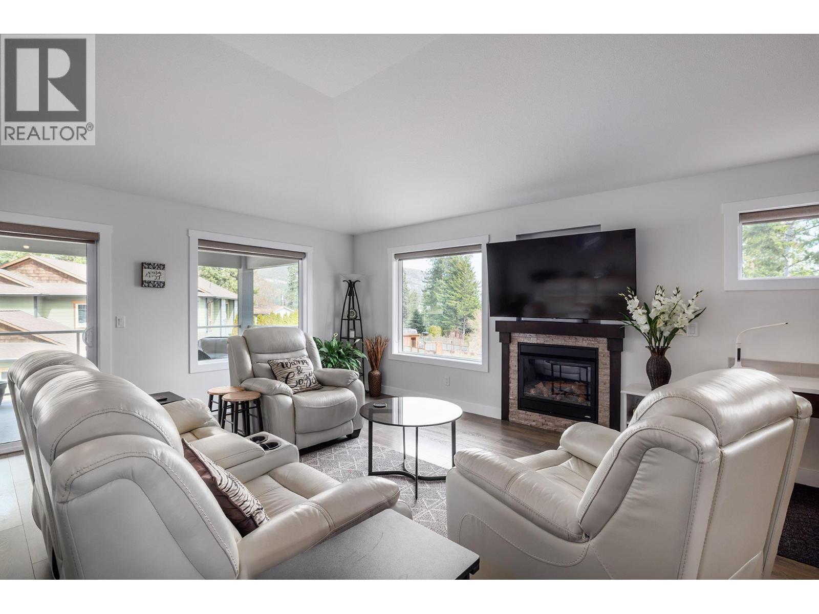 3042 Glenrosa Road