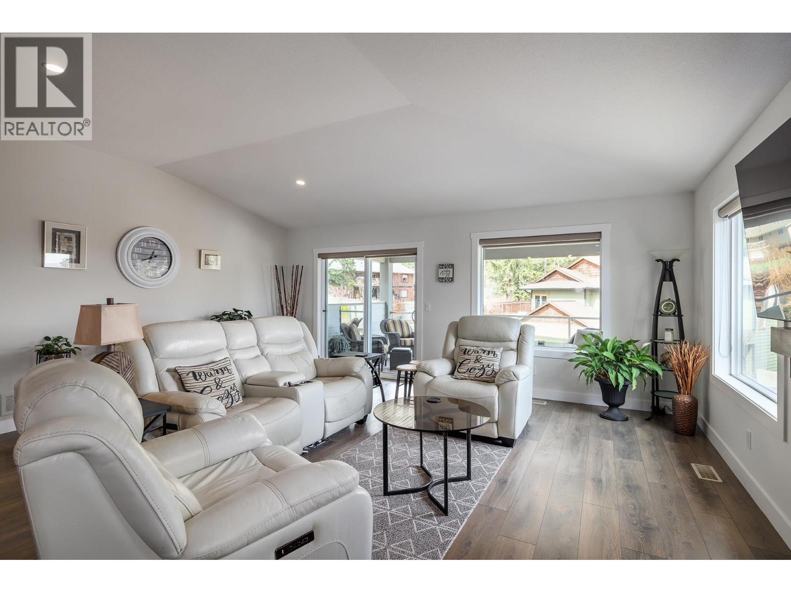3042 Glenrosa Road