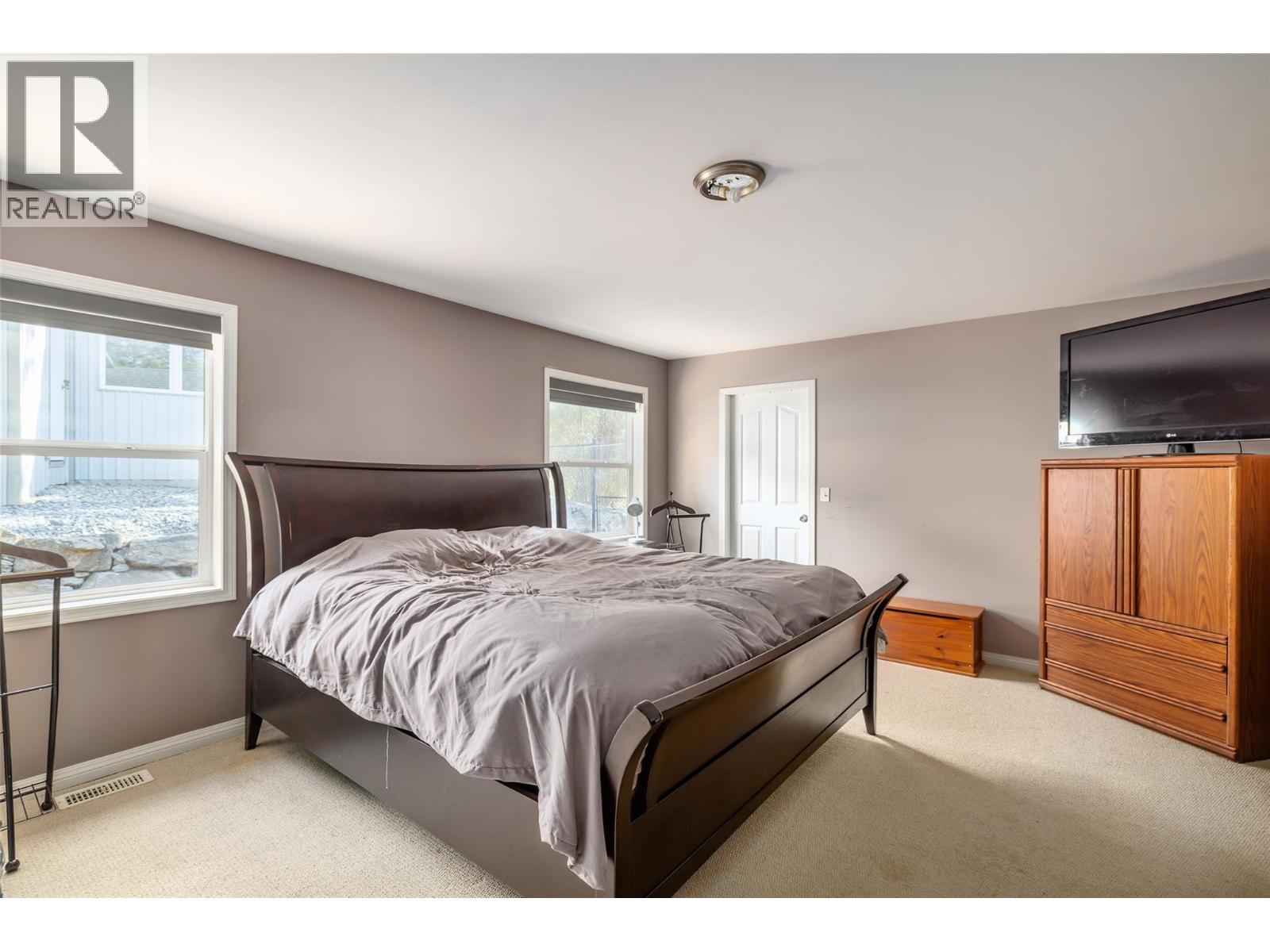 7992 Falcon Ridge Crescent