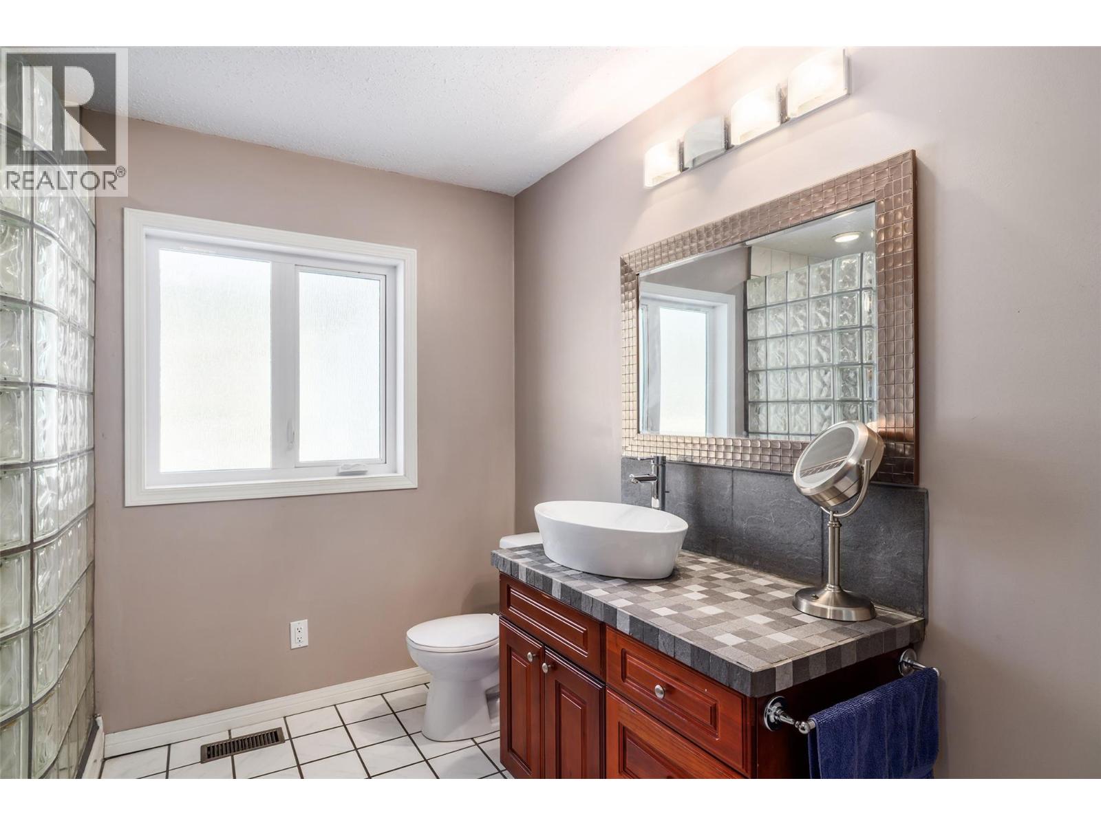 7992 Falcon Ridge Crescent