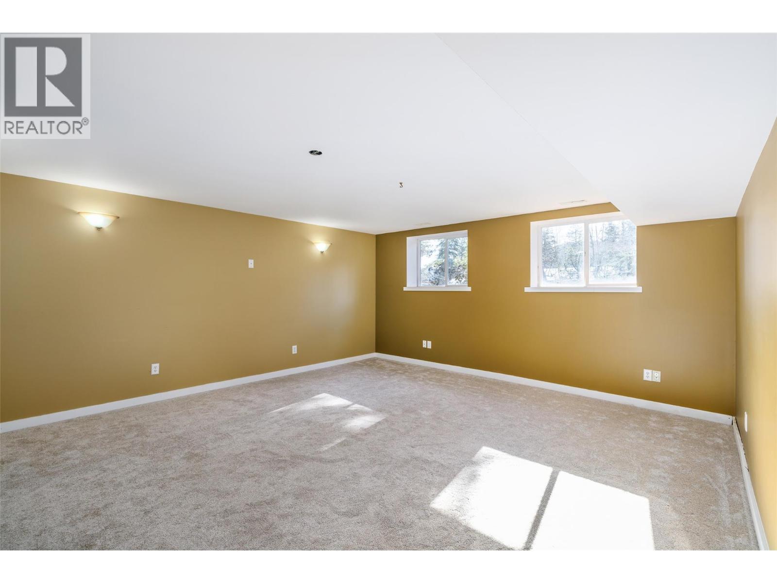 7992 Falcon Ridge Crescent