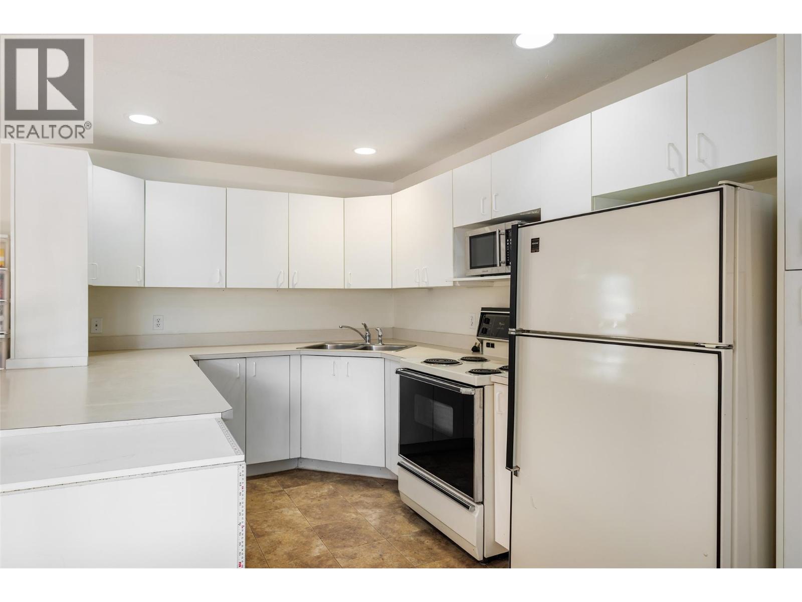 7992 Falcon Ridge Crescent