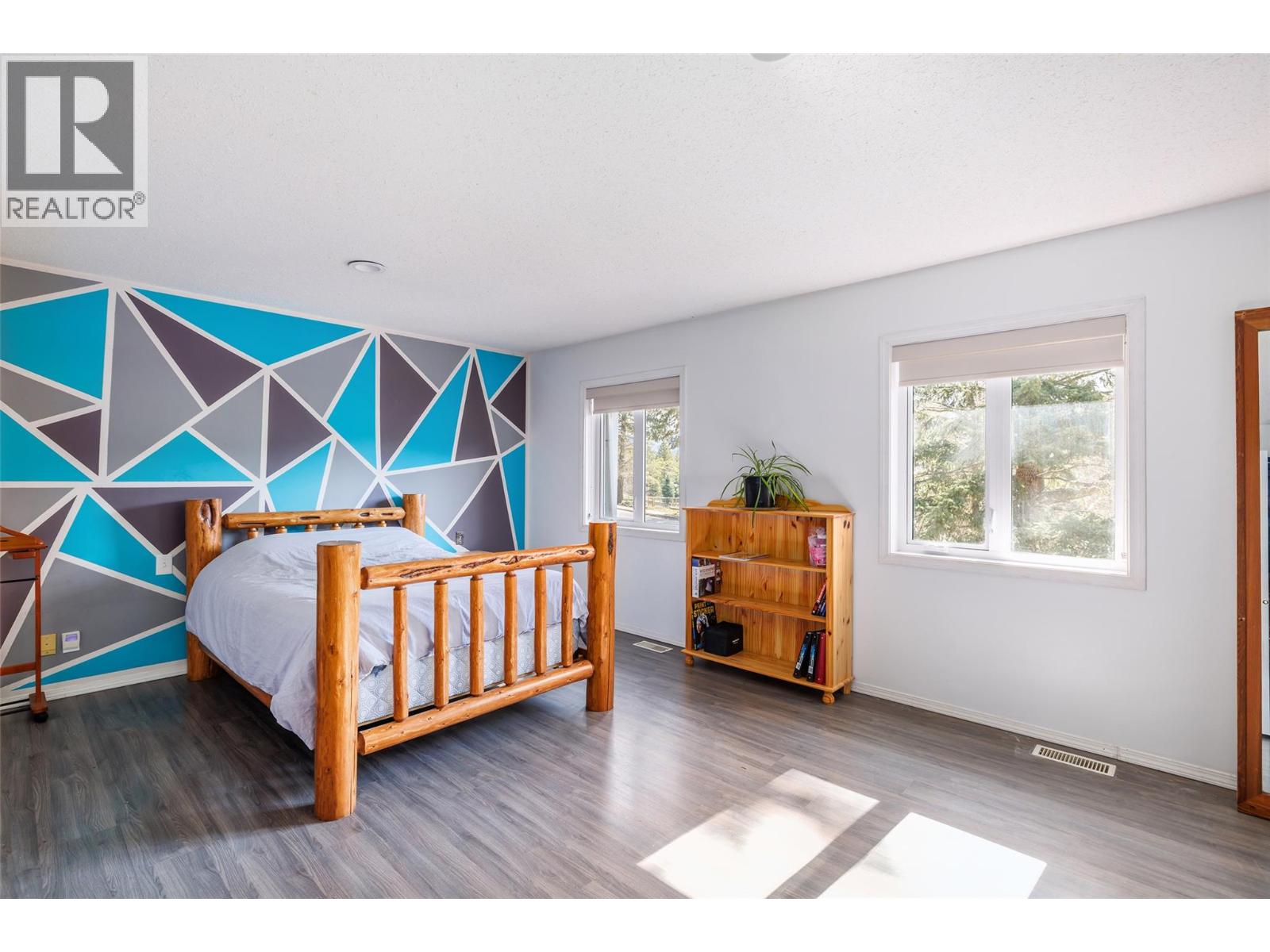 7992 Falcon Ridge Crescent