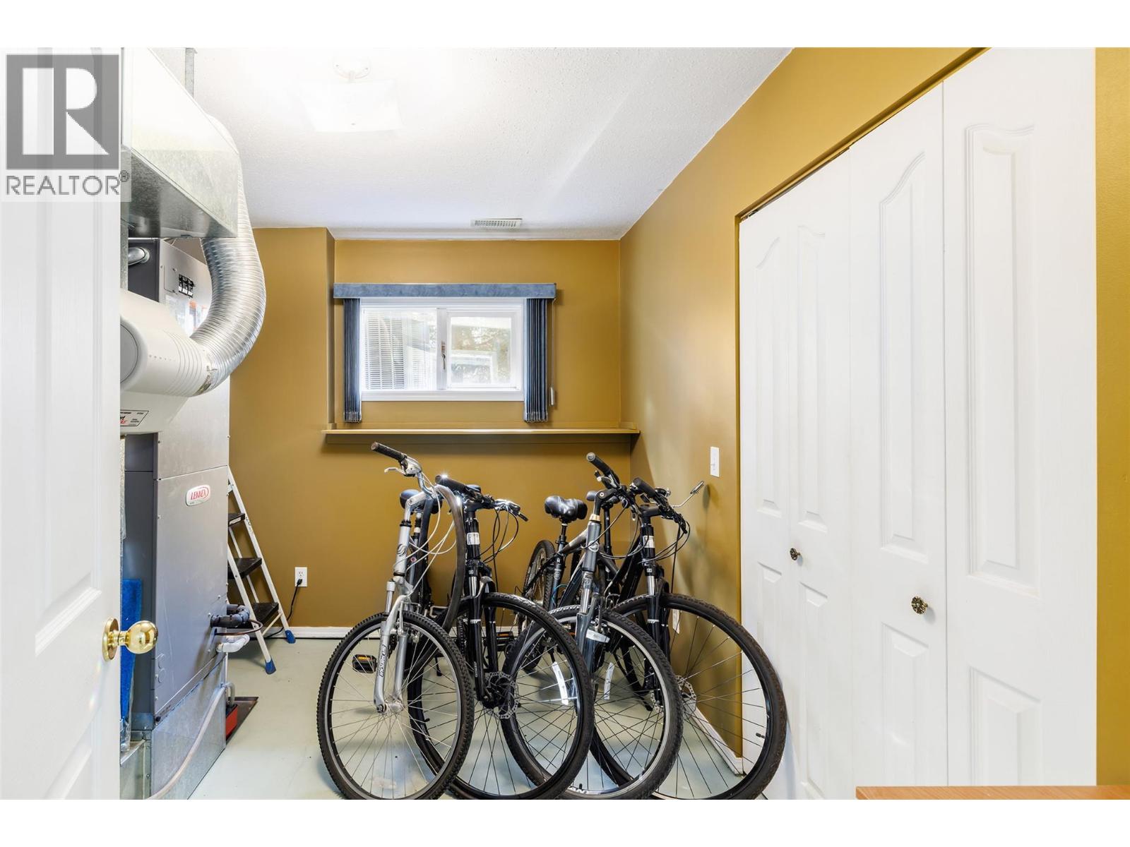 7992 Falcon Ridge Crescent