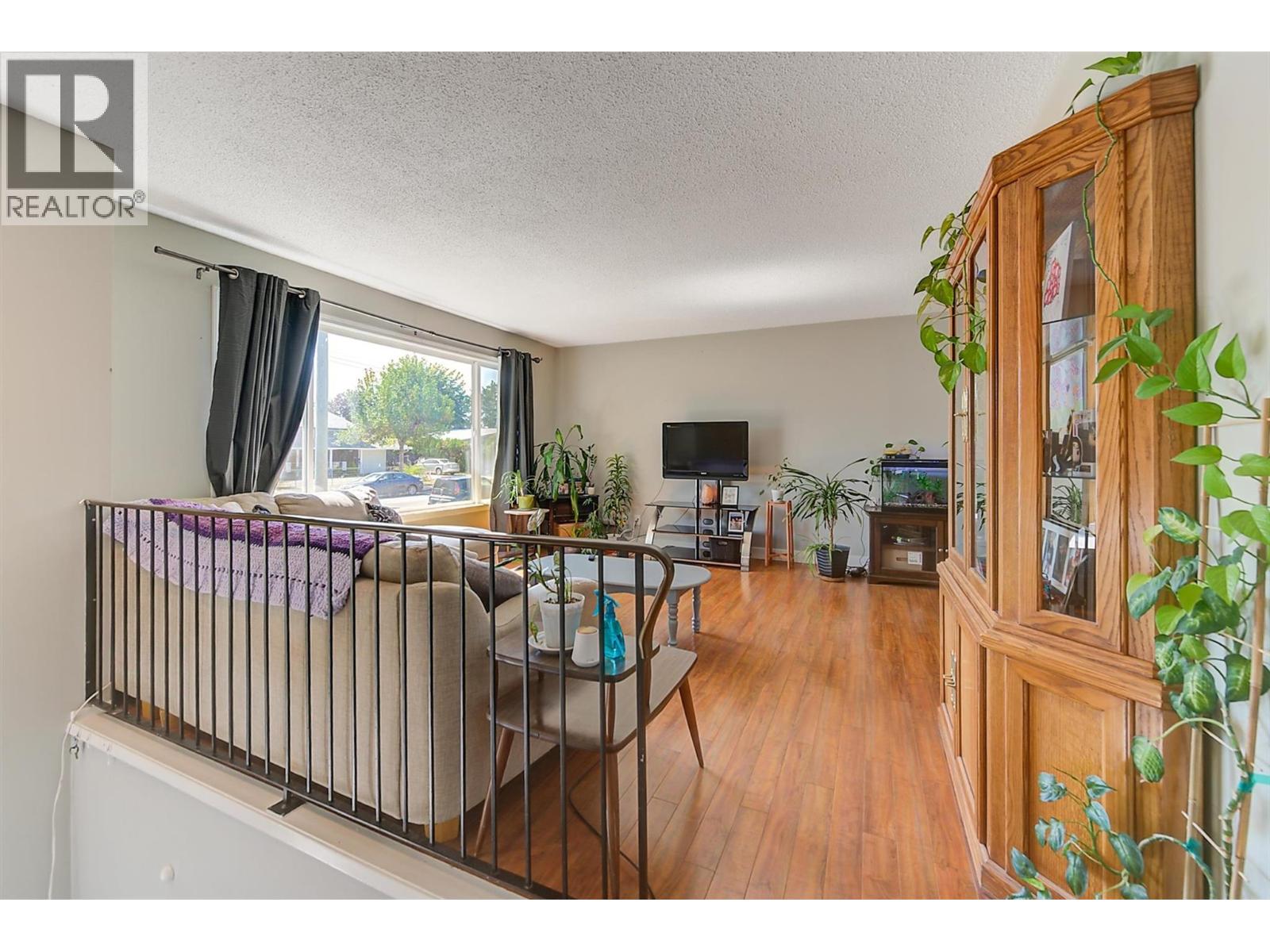 280 HOLBROOK Road W