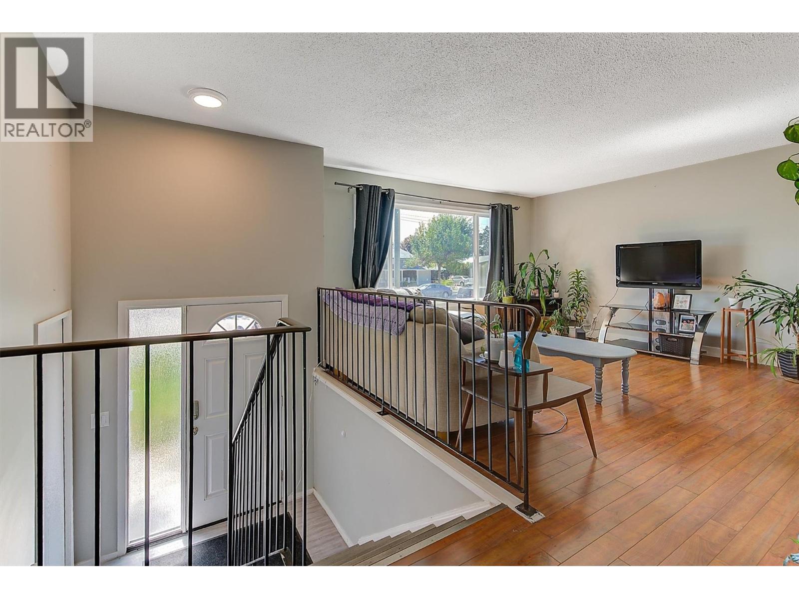 280 HOLBROOK Road W