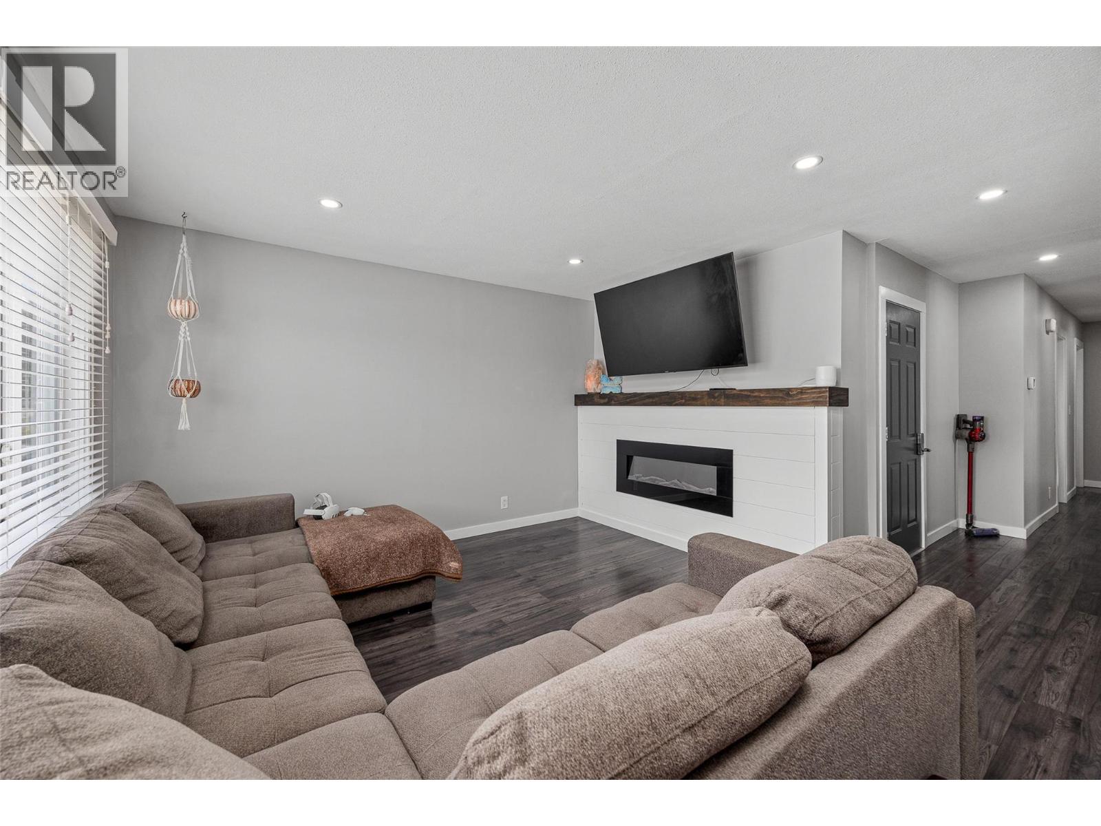949 Grenfell Court