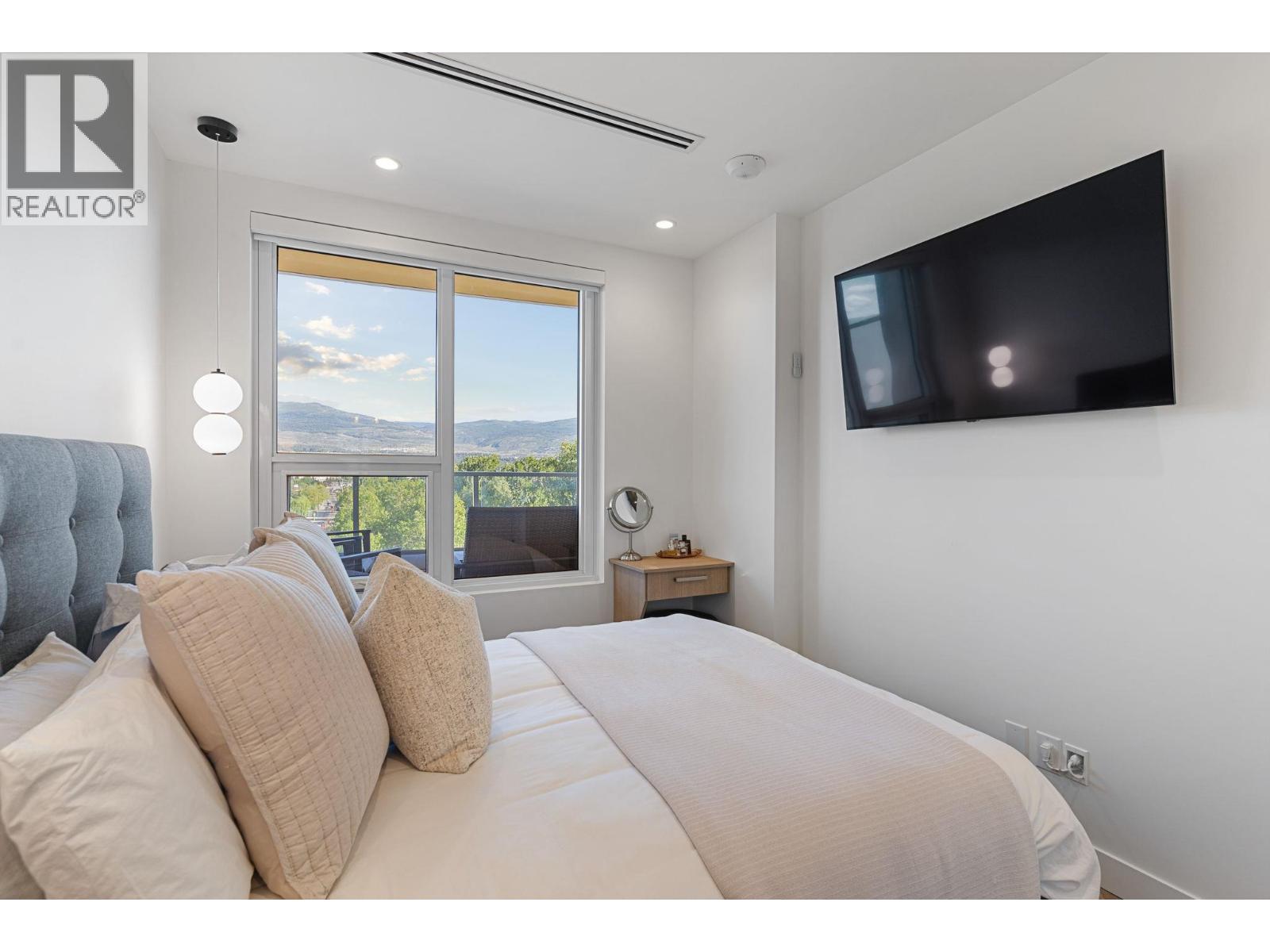 3340 Lakeshore Road Unit# 707