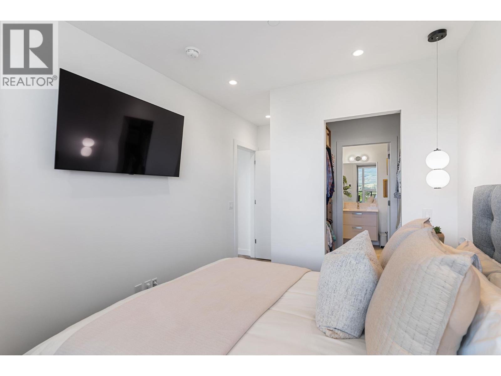 3340 Lakeshore Road Unit# 707