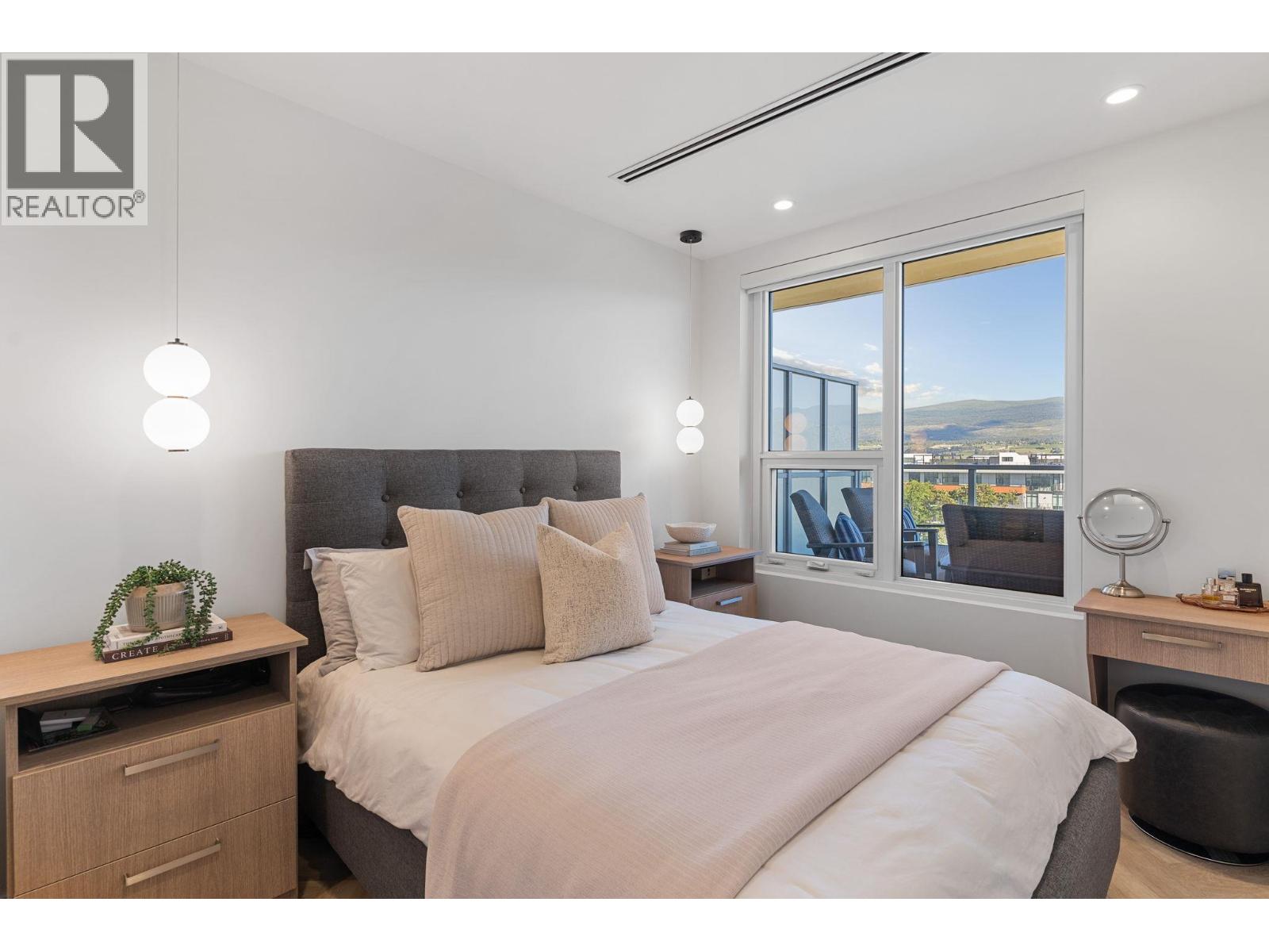 3340 Lakeshore Road Unit# 707