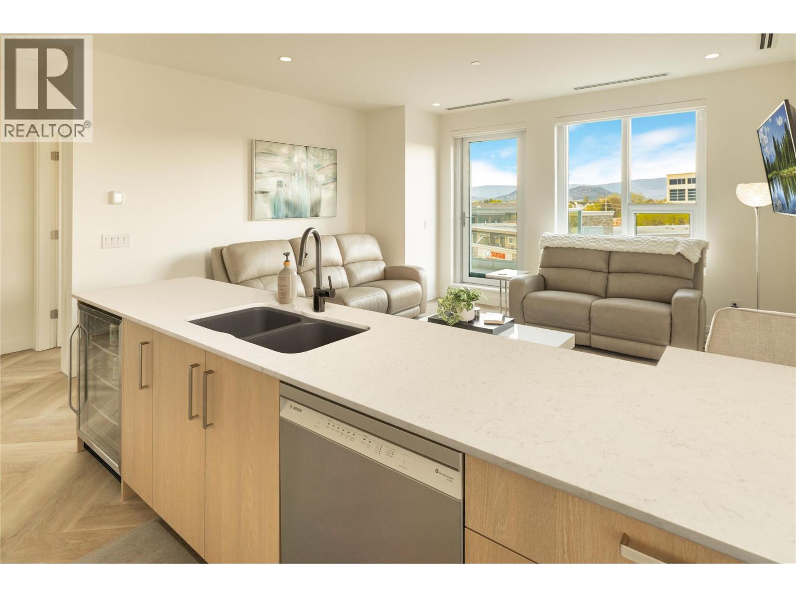 3340 Lakeshore Road Unit# 411