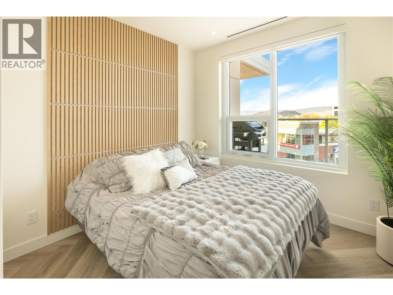 3340 Lakeshore Road Unit# 411