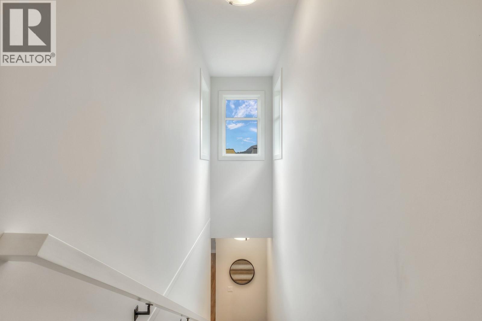 1865 Viewpoint Crescent