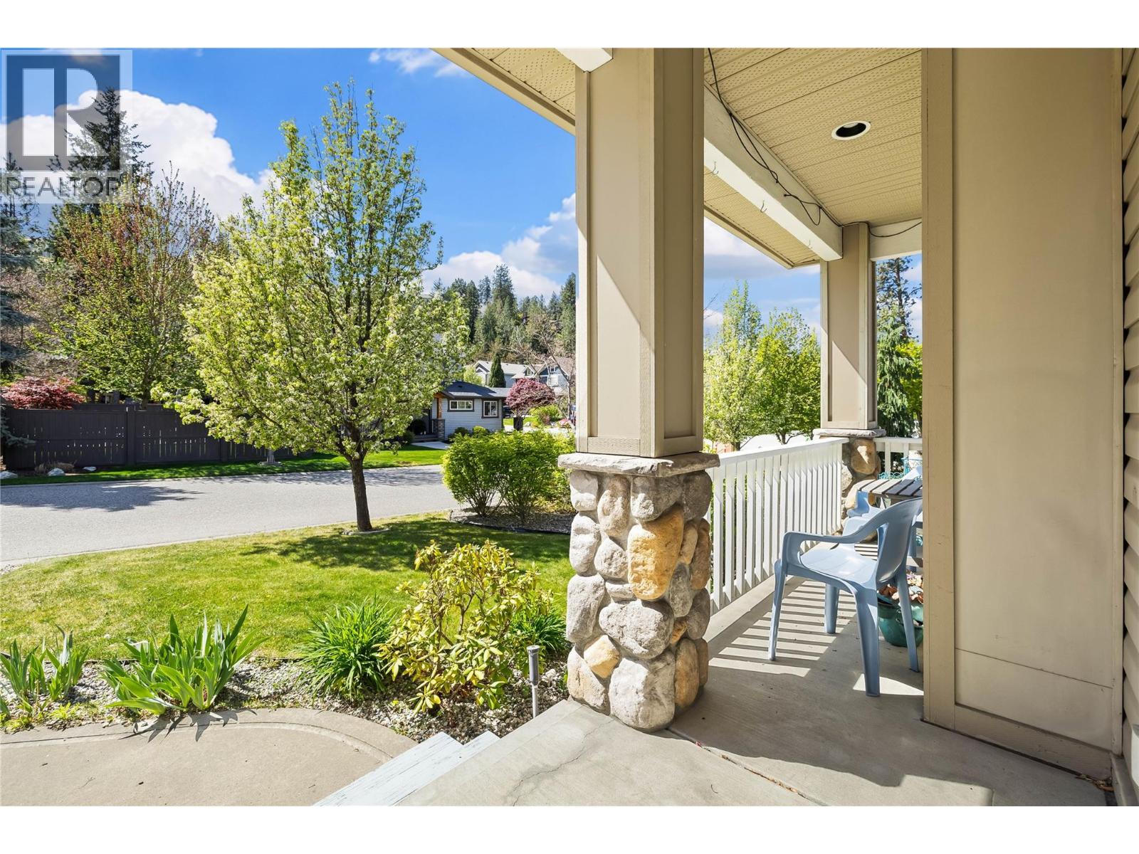 916 Paret Crescent