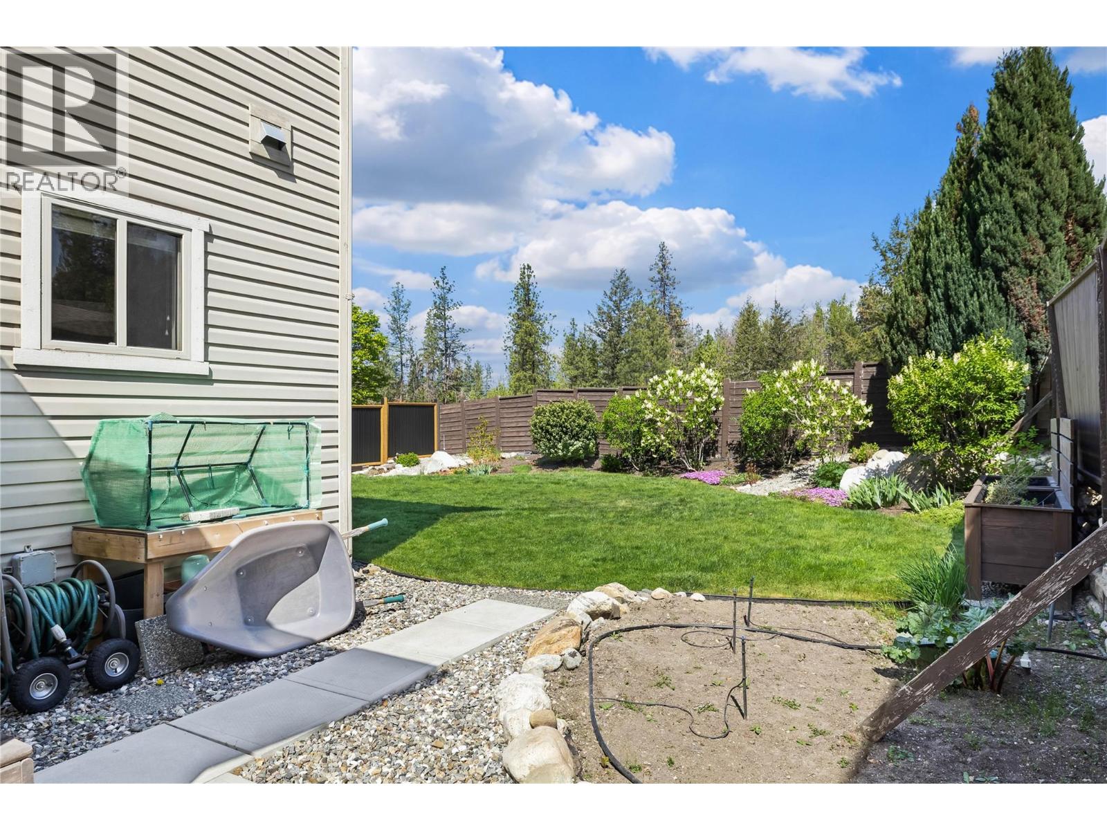 916 Paret Crescent