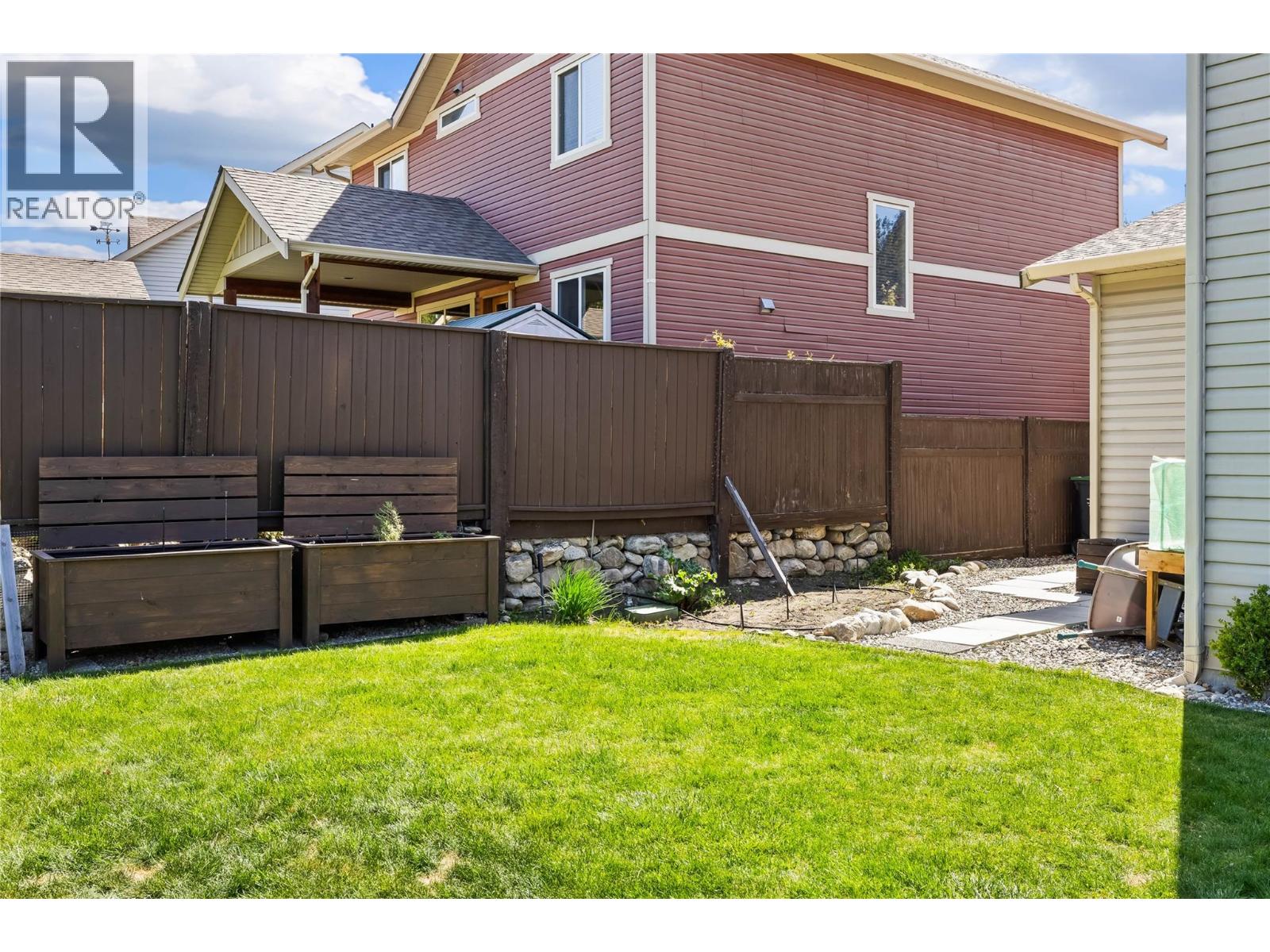 916 Paret Crescent