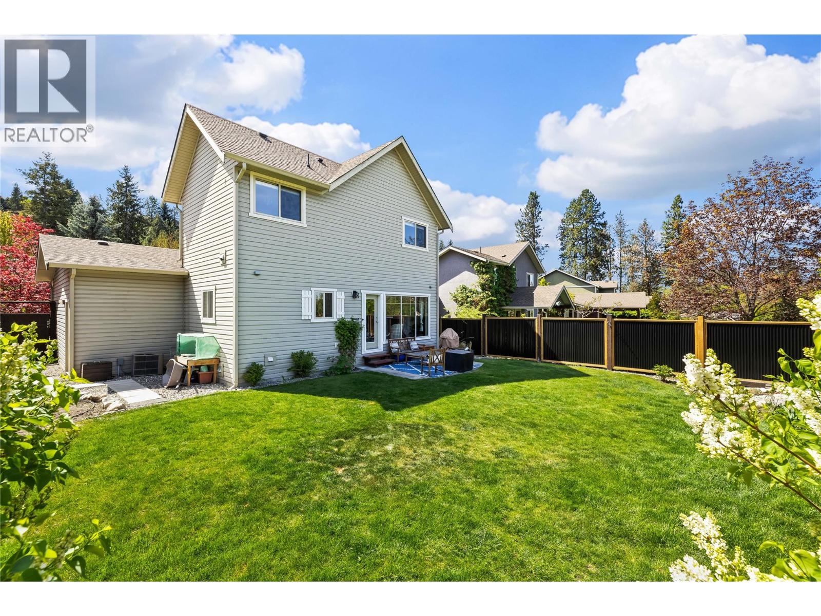 916 Paret Crescent