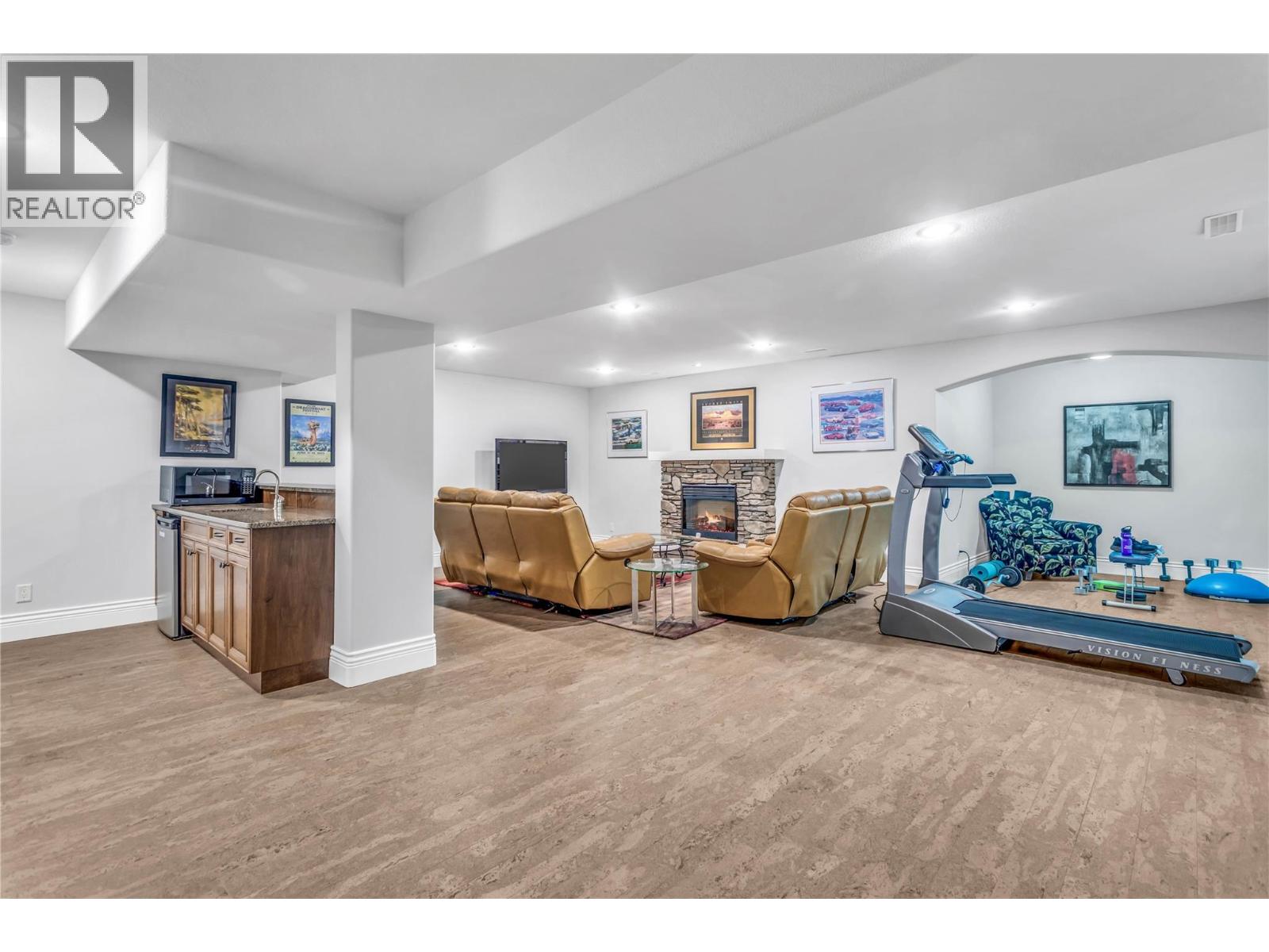4450 GORDON Drive Unit# 105
