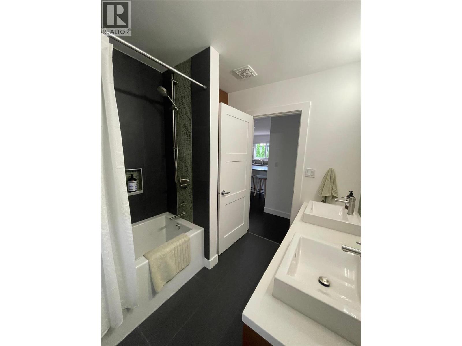 751 + 753 Martin Avenue N