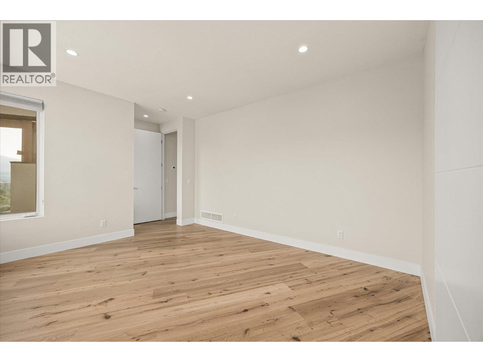 1341 Sladen Crescent