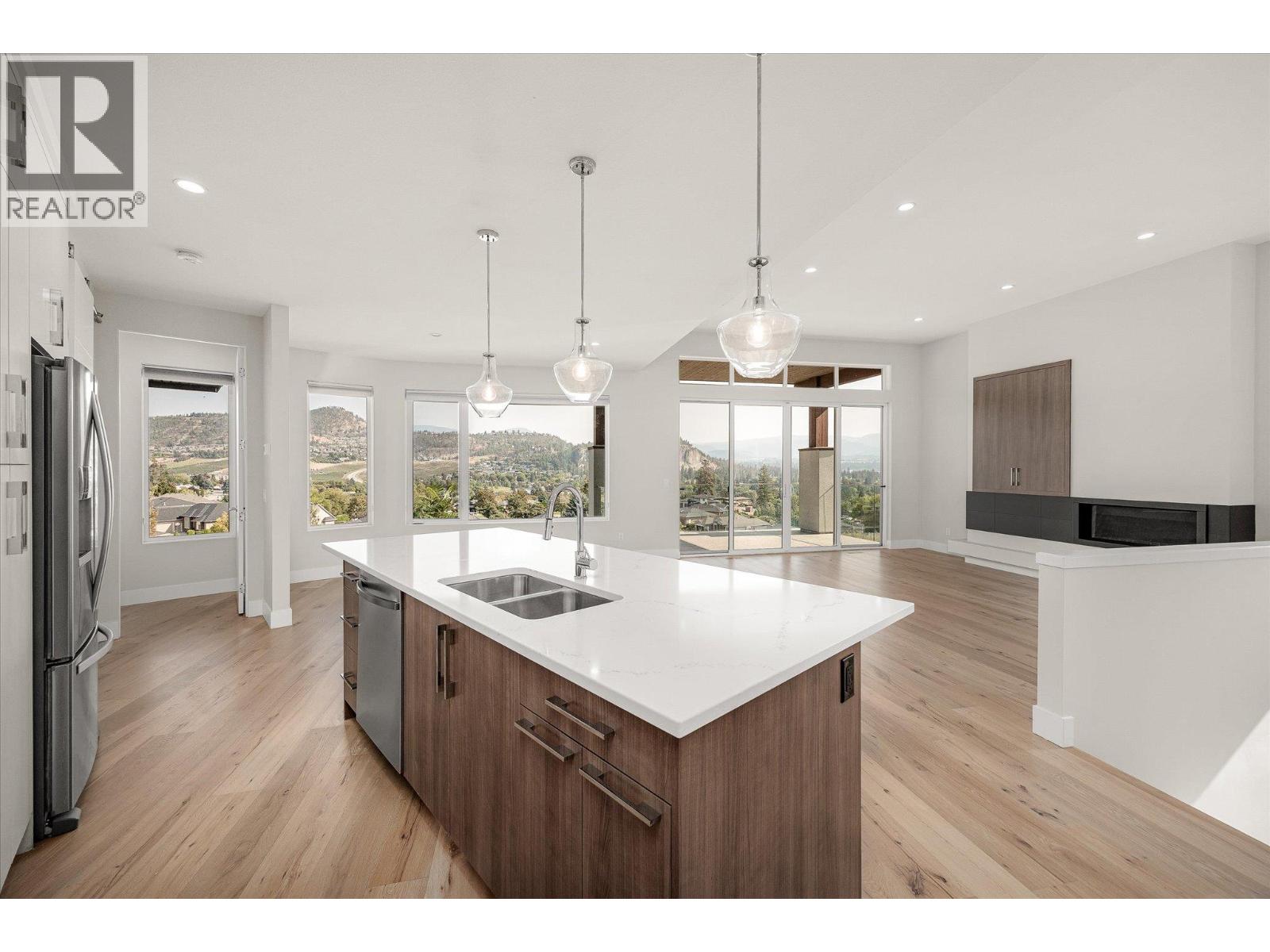 1341 Sladen Crescent