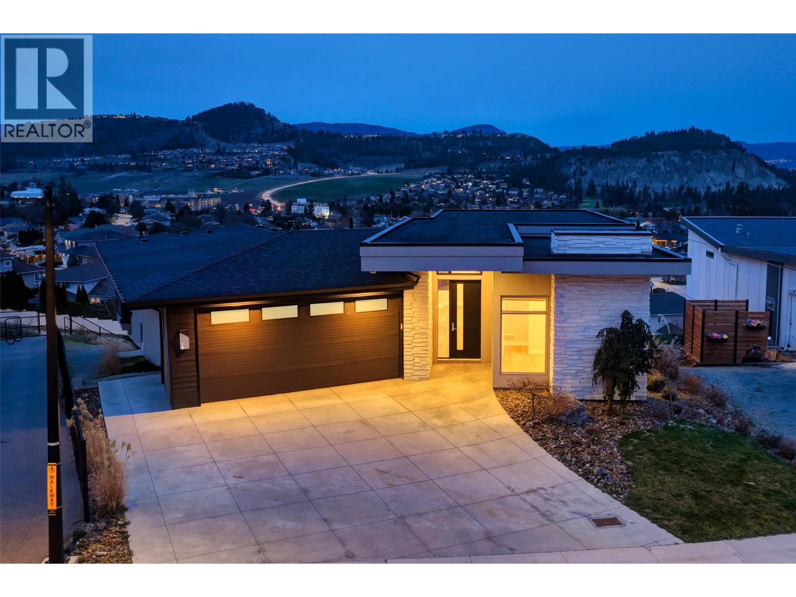 1341 Sladen Crescent