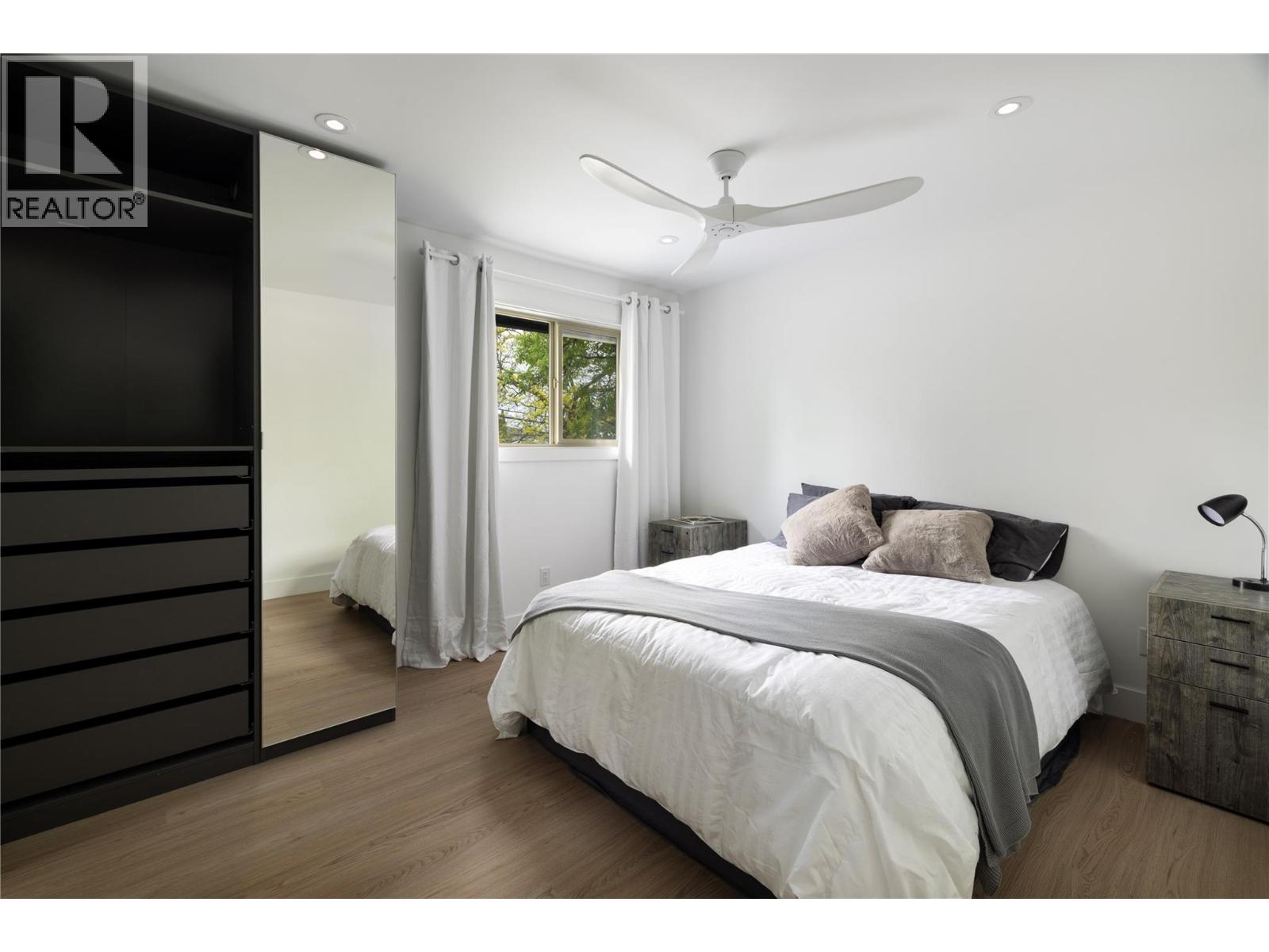 4265 Lakeshore Road