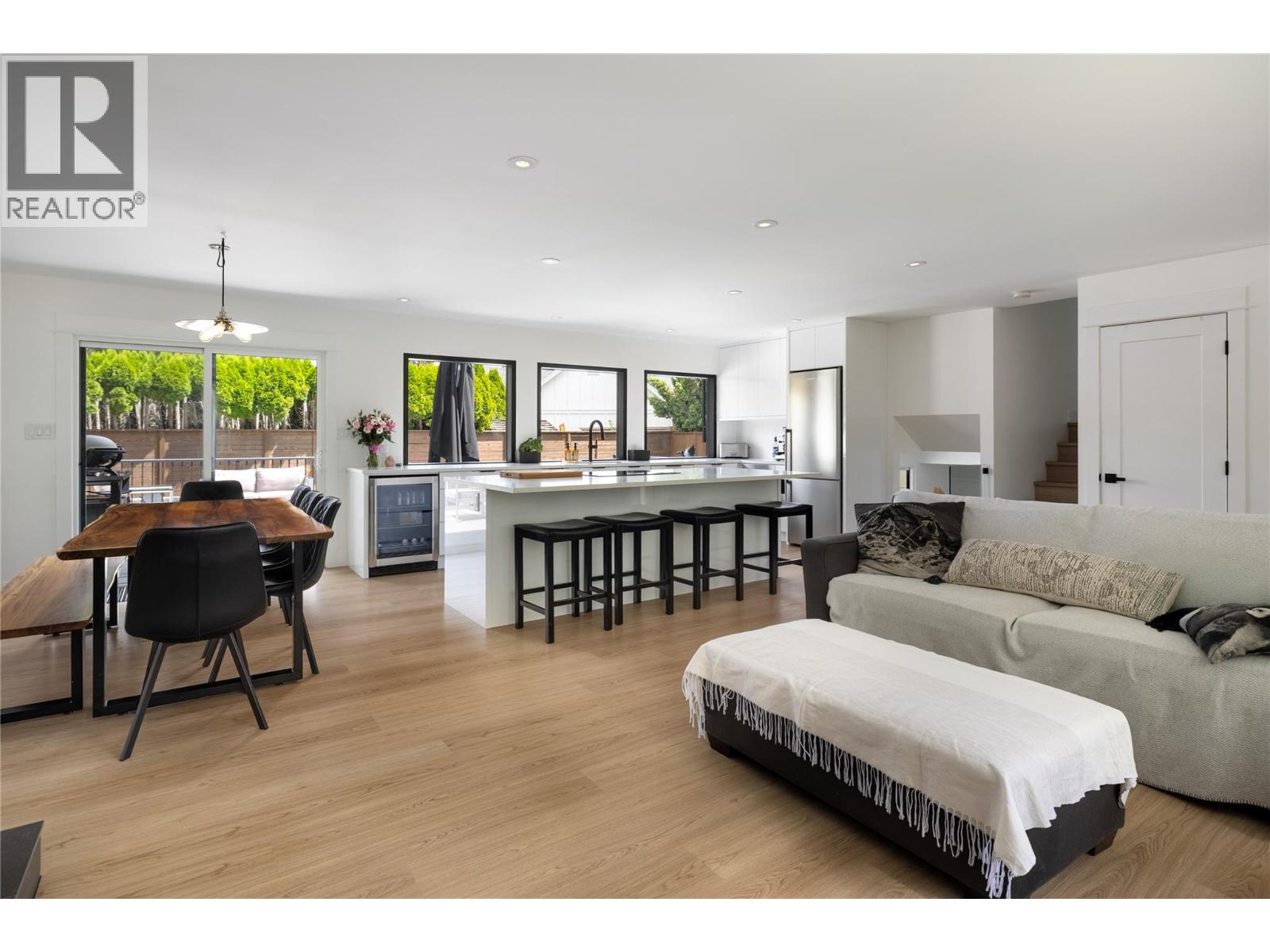 4265 Lakeshore Road
